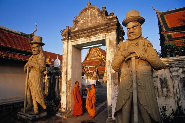 ФОТО №1 Статуи Фарангов, охраняющие вход в храм.