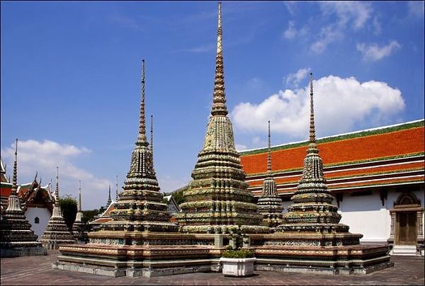 ФОТО №1 Столица Тайланда – Бангкок. Сооружения, расположенные у входа во Дворец Чакри Маха Прасад