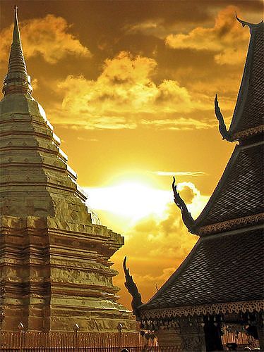ФОТО №1 Башня легендарного храма Пхра Кео в Тайланде