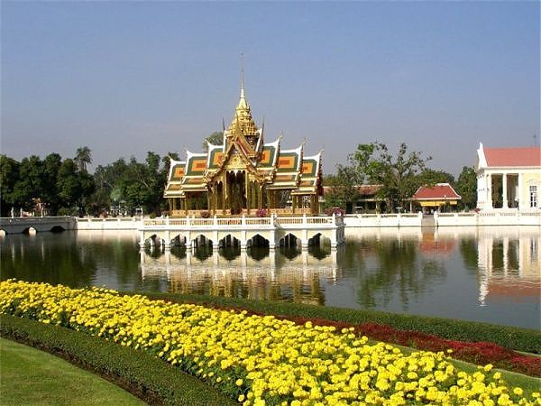 ФОТО №1 Тайский павильон, установленный в центре озера – пример прекрасной тайской архитектуры